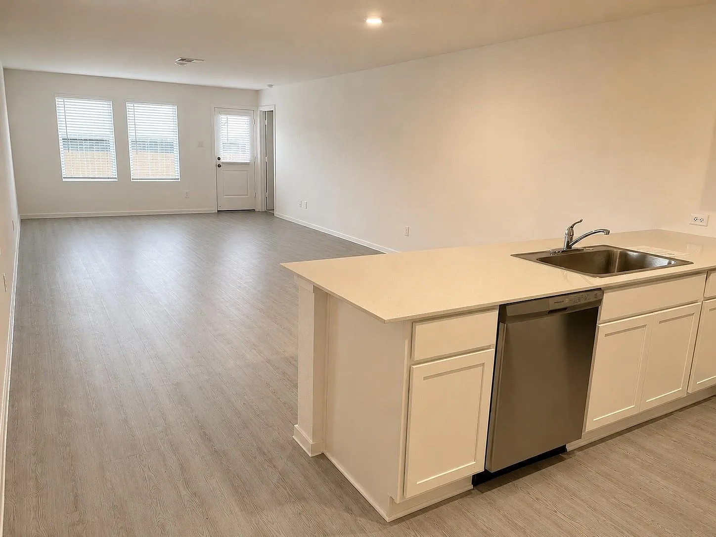 4 bed, 2.0 bath, 1607 sqft, $1,600 — Photo 4