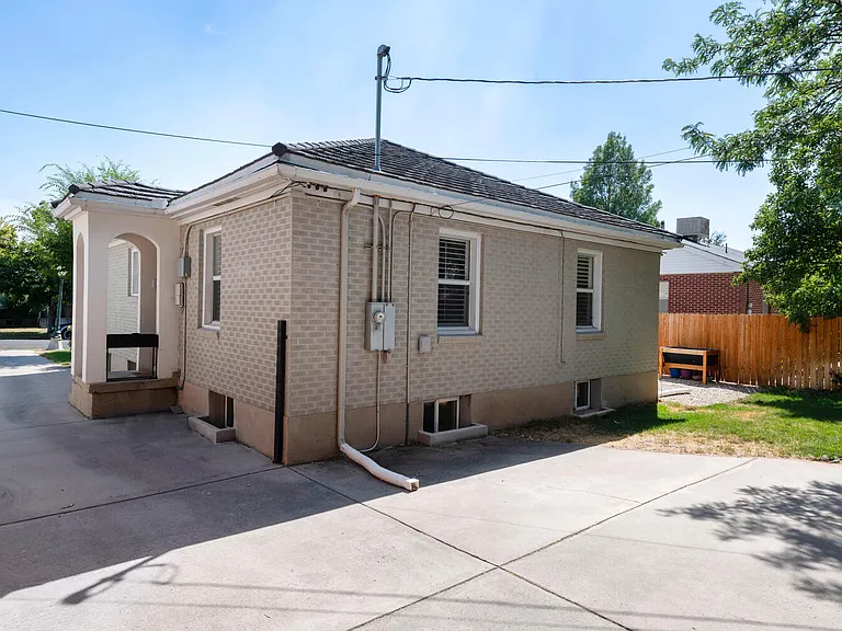 2201 E Wilson Ave — Photo 28