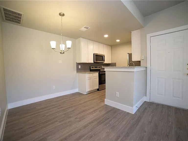 114 E 31st St #208 — Photo 6