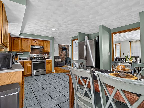 2nd image of 71 Hichborn St