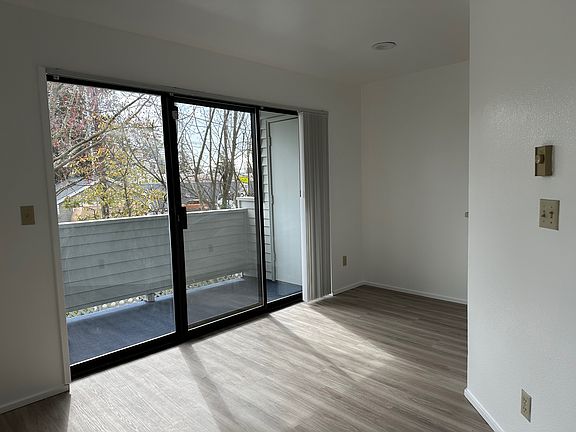 5th image of 1518 NE 117th St #202