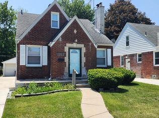 20252 Roscommon St, Harper Woods, MI 48225