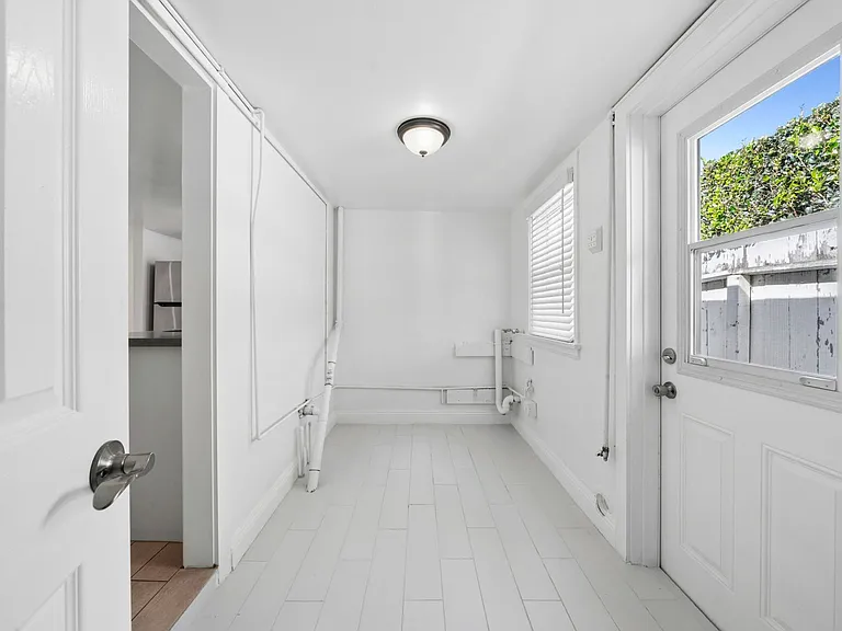 2545 Elden Ave — Photo 14