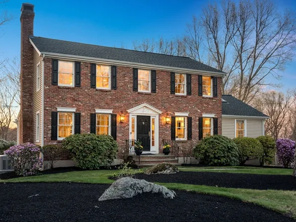 134 Candlewood Dr, Waltham, MA 02451