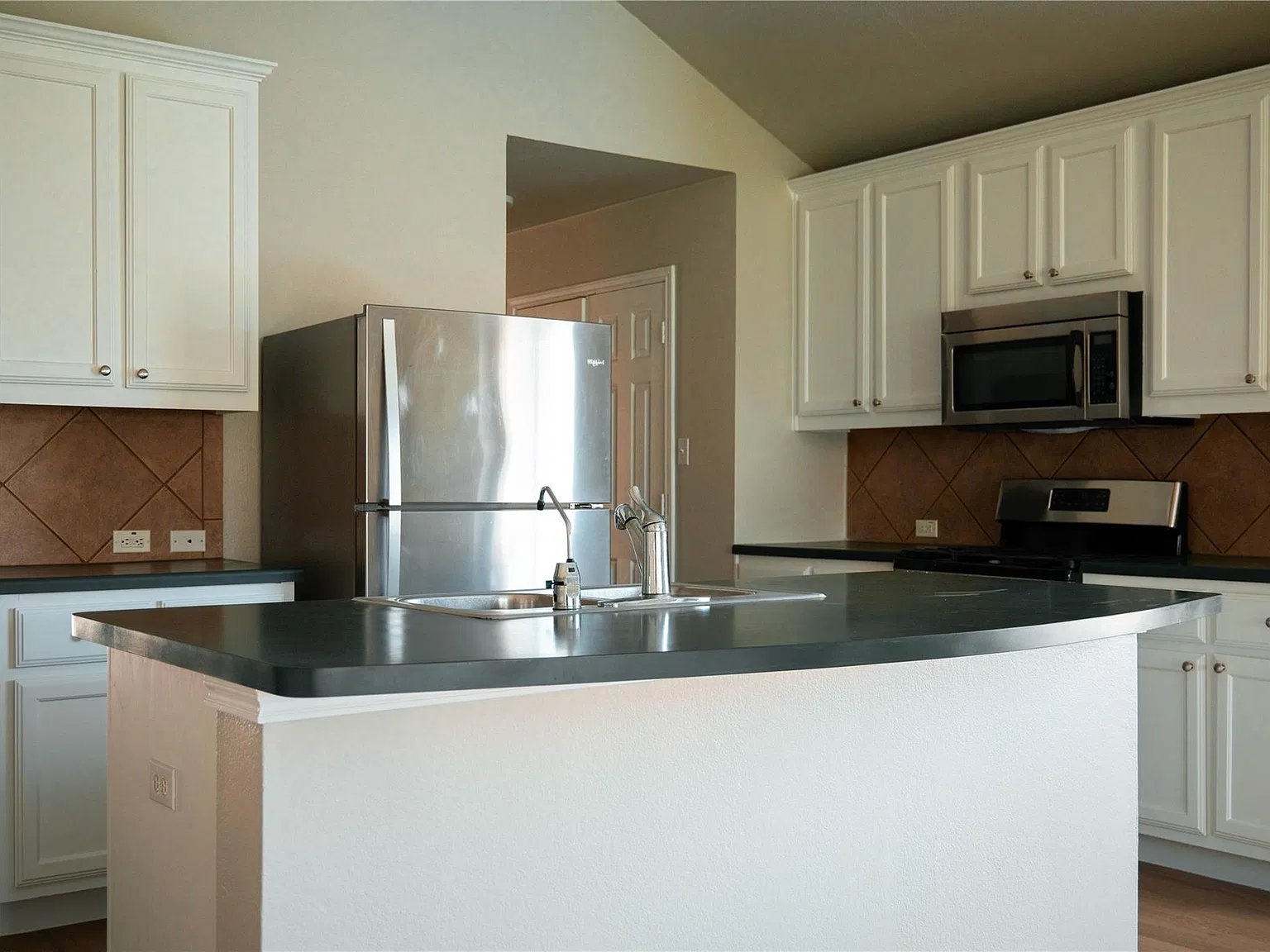 3 bed, 2.0 bath, 1880 sqft, $2,150 — Photo 2