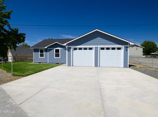 211 E 3rd St, Granger, WA 98932