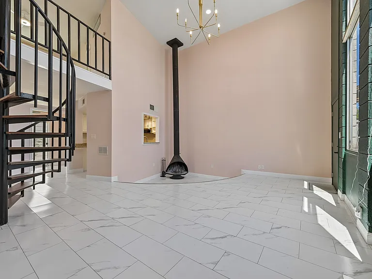 385 W Pierson St #F7 — Photo 3