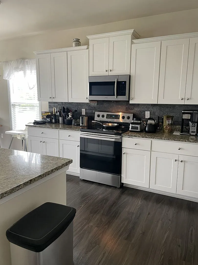 Large transitional with lots of room for entertainment on quiet cul-de-sac in Castleton Subdivision. — Photo 4