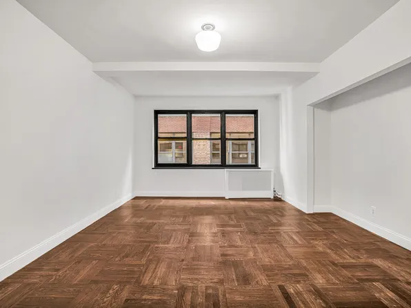 307 East 44th Street image 3 of 30