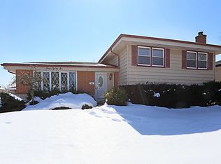 586 Forest Preserve Dr, Wood Dale, IL 60191