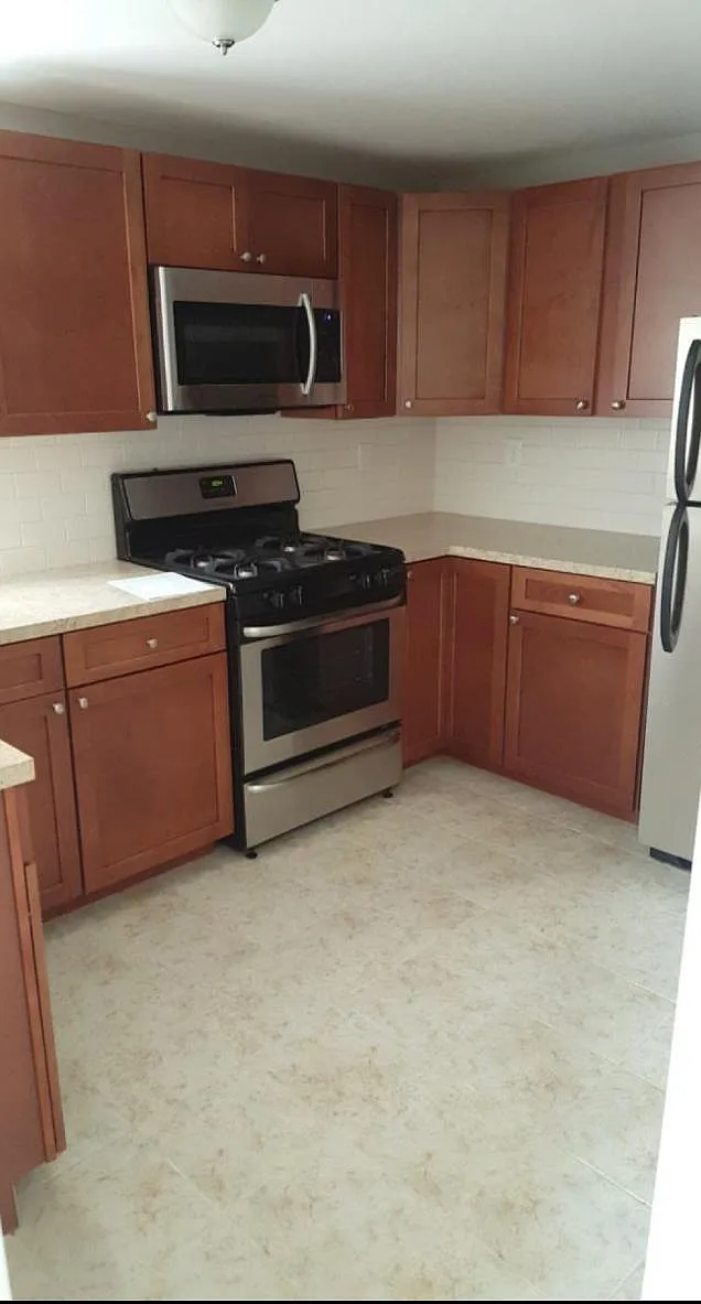 Building Photo - 880 Grinnell St #2