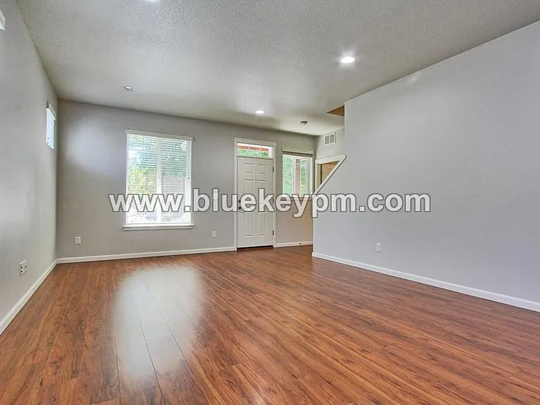 1200 SE Rasmussen Blvd — Photo 5