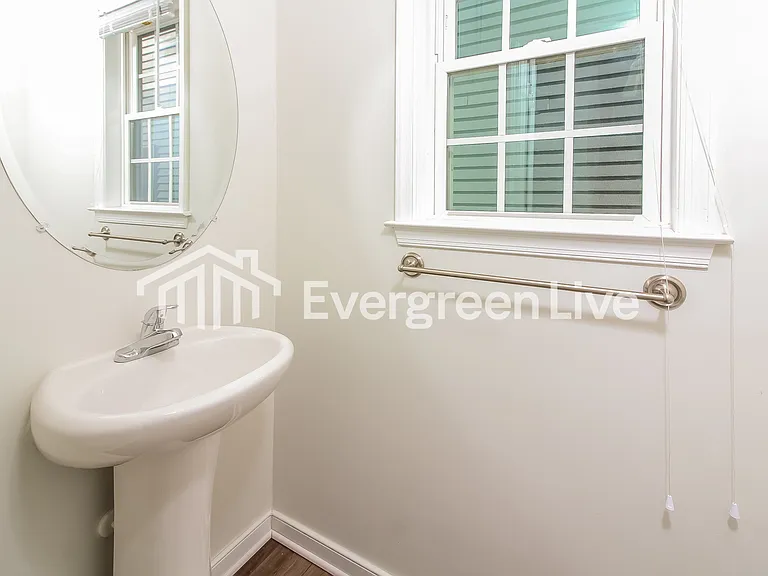 1719 Everett St — Photo 7