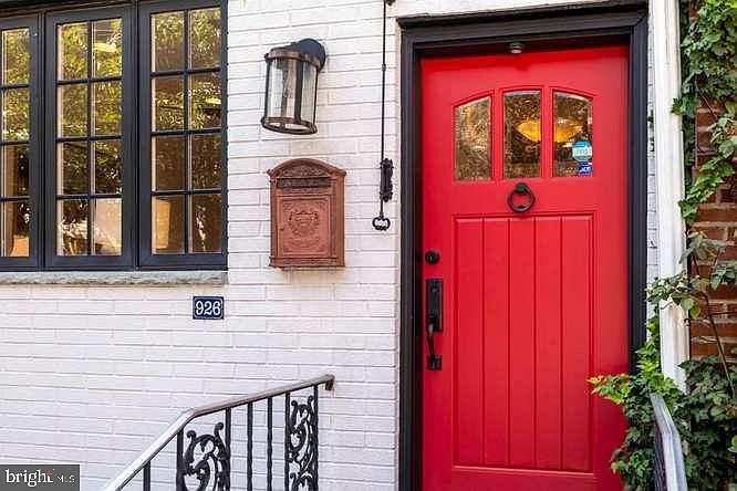 1st image of 926 Catharine St