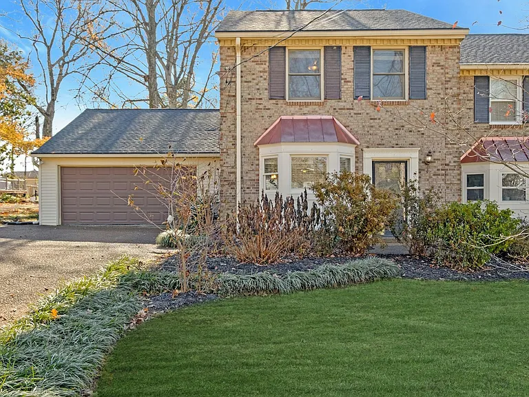 1005 Glendale Ln — Photo 25