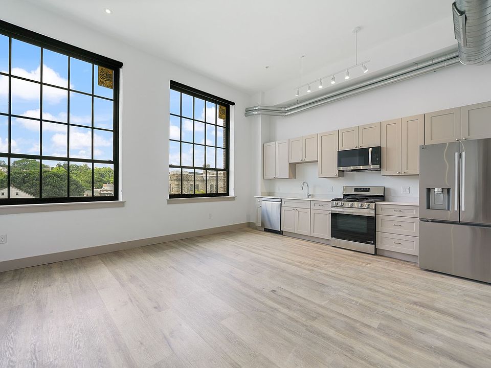 1st image of 684 Northampton St #209