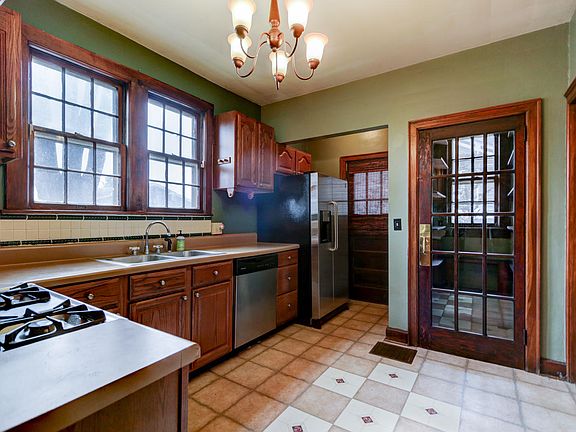 4th image of 2632 NE Fairmont Blvd