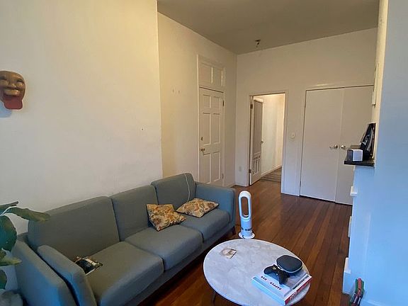 4th image of 704 Leonard St APT 1r