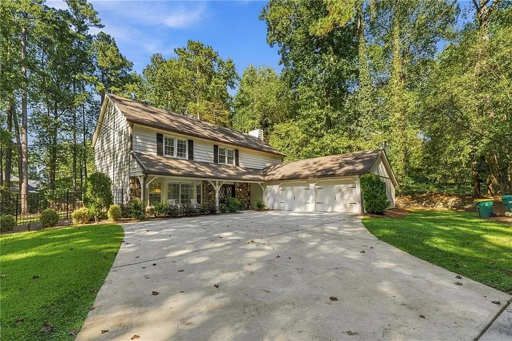 4 bed, 2.5 bath, 2834 sqft, $4,500 — Photo 2