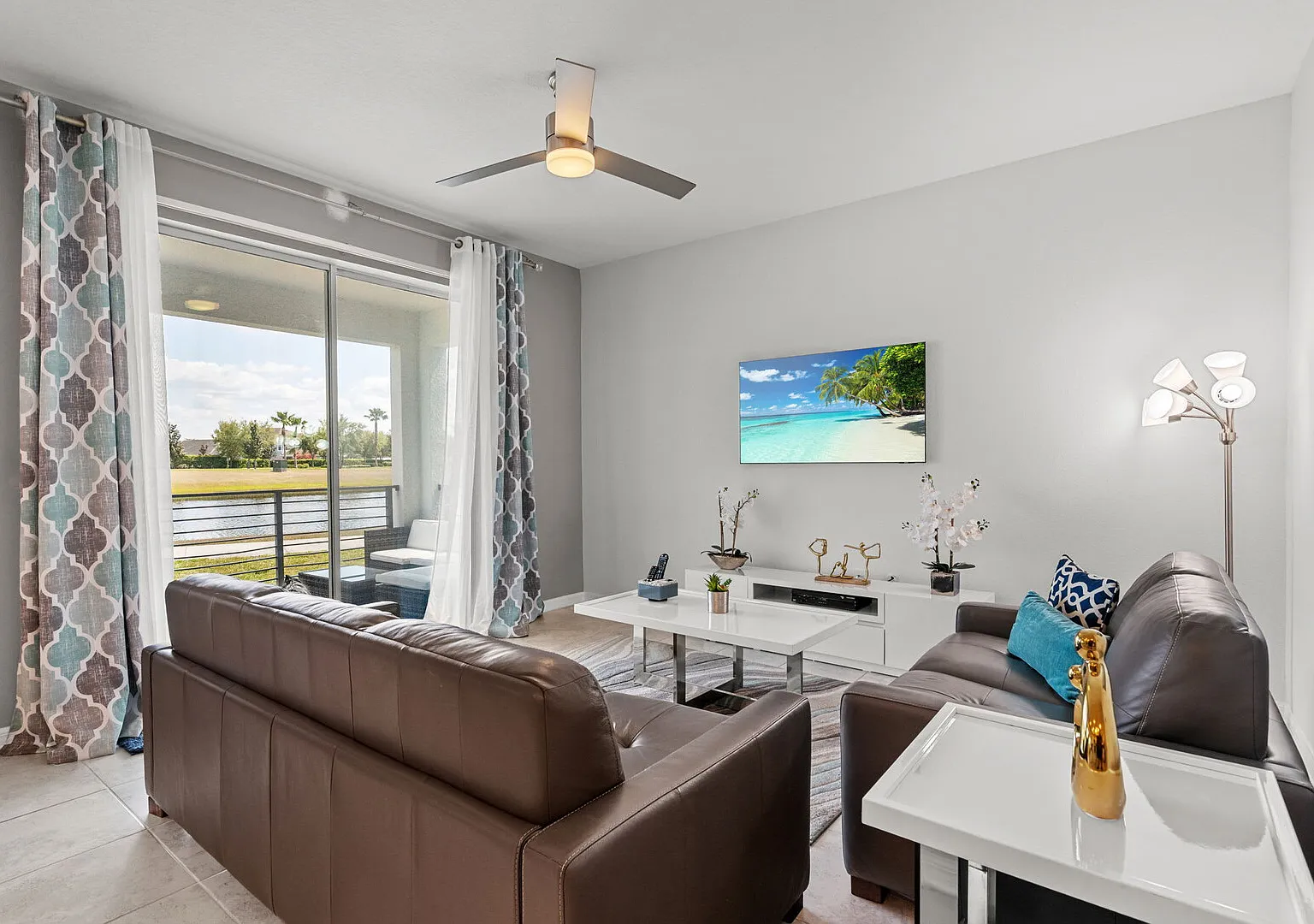 Cozy & Stylish 2BR Condo, Prime Storey Lake Spot — Photo 1