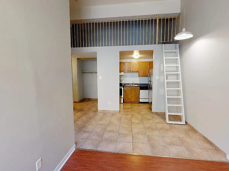 430 Adelaide St N — Photo 5