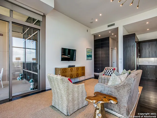 2 bed, 2.5 bath, 1995 sqft, $8,500 — Photo 4
