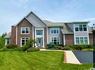 10120 Parkside Ct, Mequon, WI 53092
