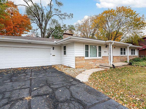 3rd image of 411 Lody Ln