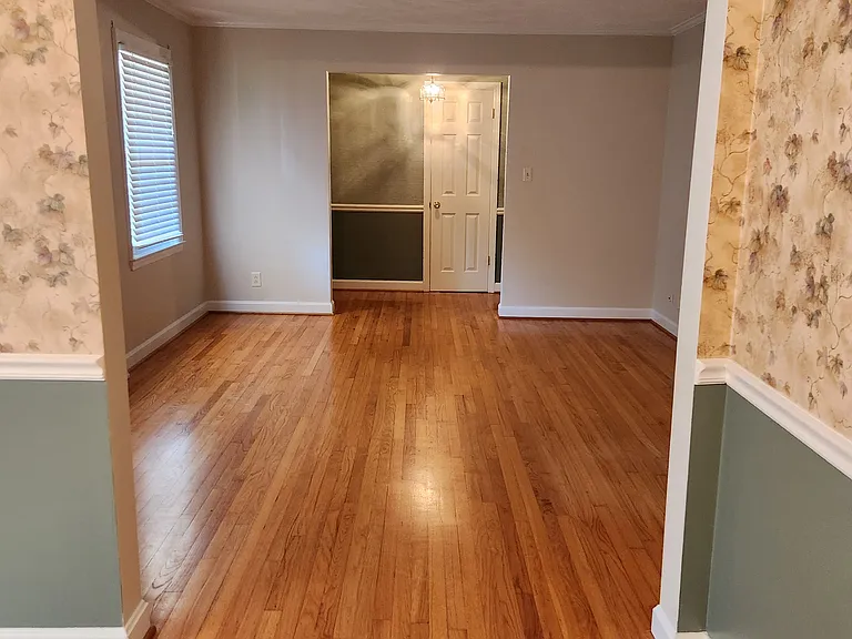 from dining room through livingroom