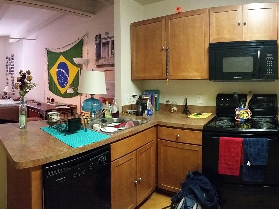 2nd image of 27 W Broad St