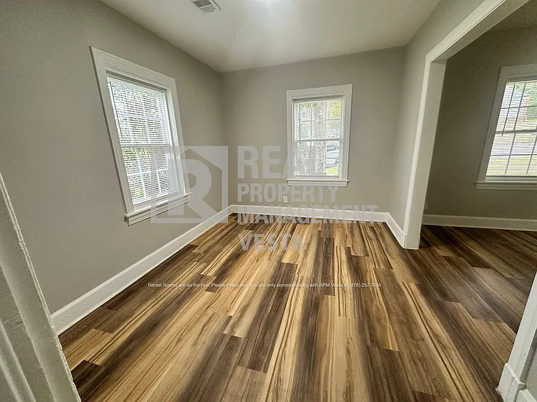 1076 Carlisle Ave — Photo 3
