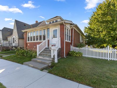 823 Saint Johns St, Wyandotte, MI, 48192