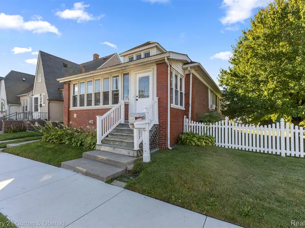 823 Saint Johns St, Wyandotte, MI 48192