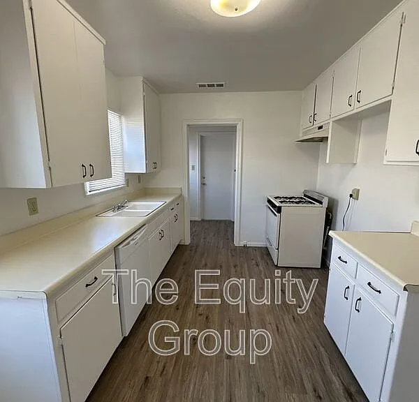 710 E Tulare Ave — Photo 4