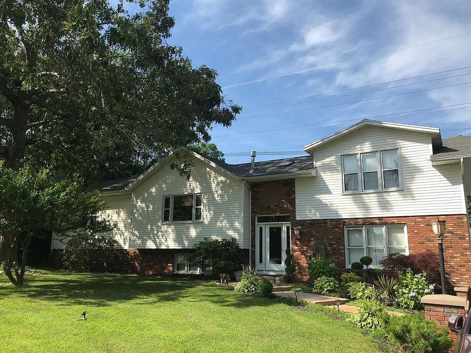 1st image of 4 Hickory Hill Ln