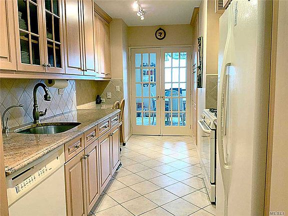 4th image of 27010 Grand Central Pkwy APT 26K