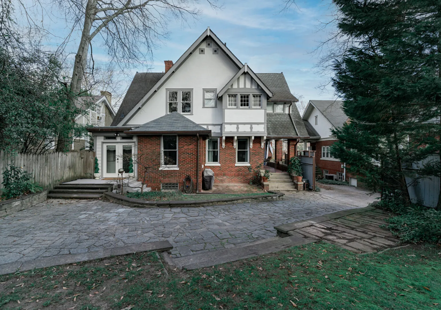 Craftsman Tudor in Historic Ponce Highlands — Photo 4
