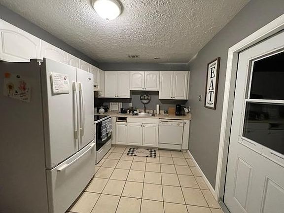 2nd image of 472 SE Dalva Ave