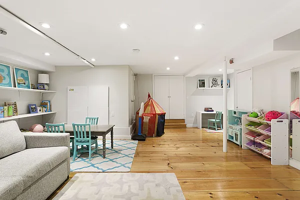 Sold by Compass | media 33