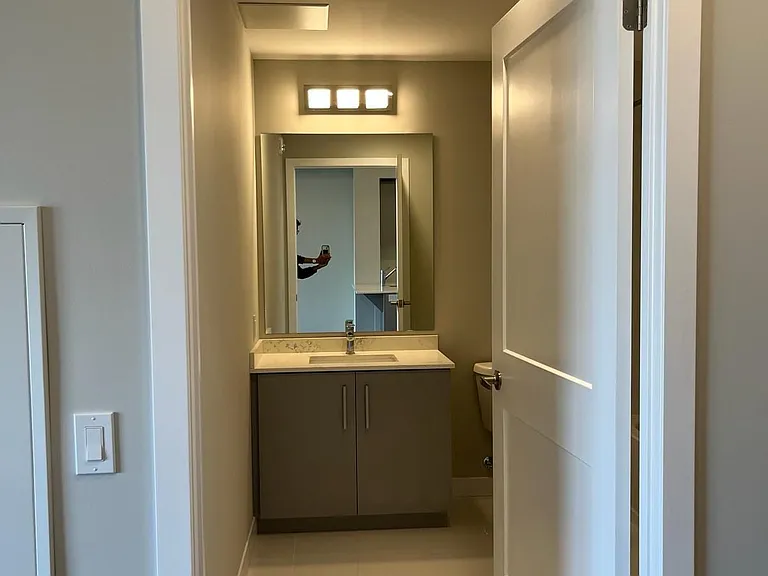 15 Queen St S #1713 — Photo 21
