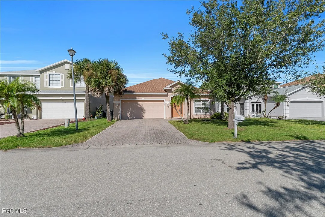 4 bed, 2.0 bath, 1938 sqft, $2,300 — Photo 3