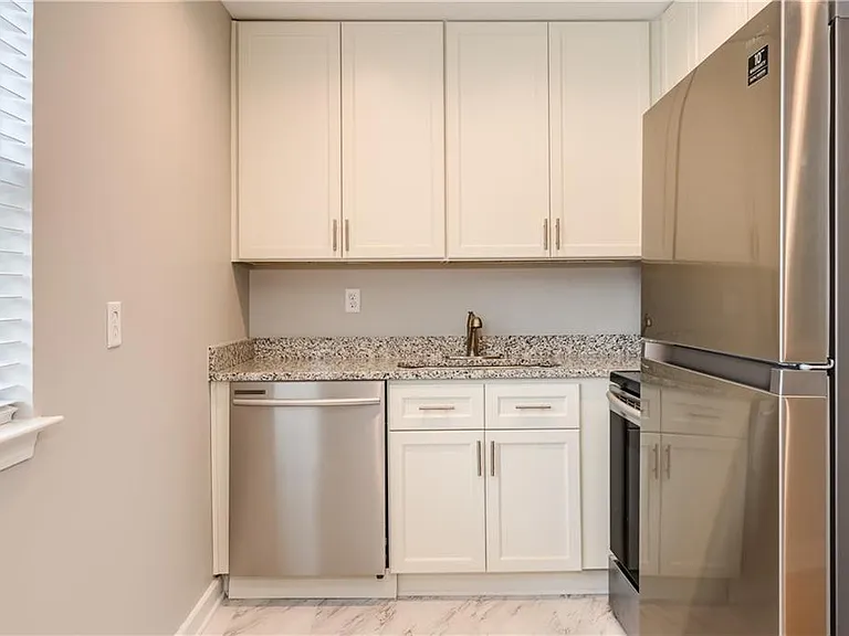 880 Saint Charles Ave NE #5 — Photo 3