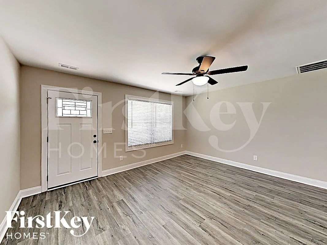 3 bed, 2.0 bath, 1330 sqft, $1,805 — Photo 2