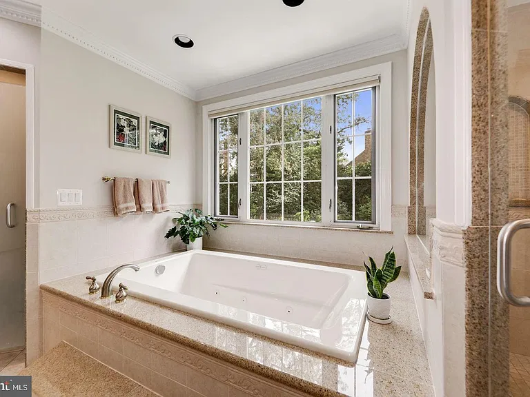 9809 Hall Rd — Photo 29