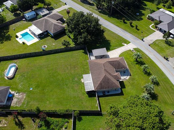 5th image of 383 SW Woodcrest Dr