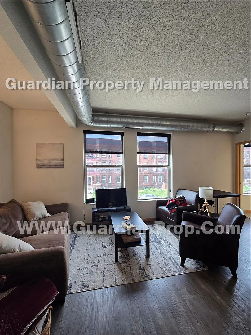 Marcy Holmes/Dinkytown 2 bd, 2 Ba, Dishwasher, 1 Parking Space, 1 Month Free — Photo 2