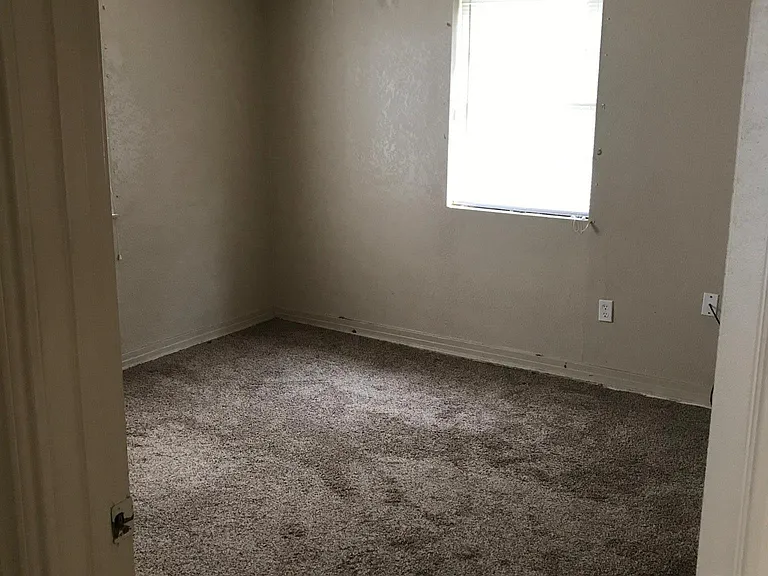 1009 Raney St — Photo 6