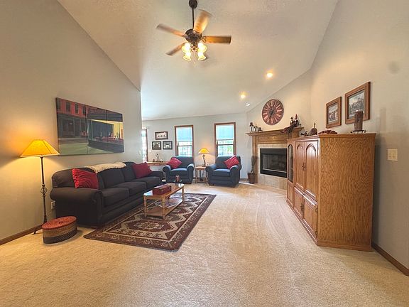 3rd image of 250 Highpoint Cir S