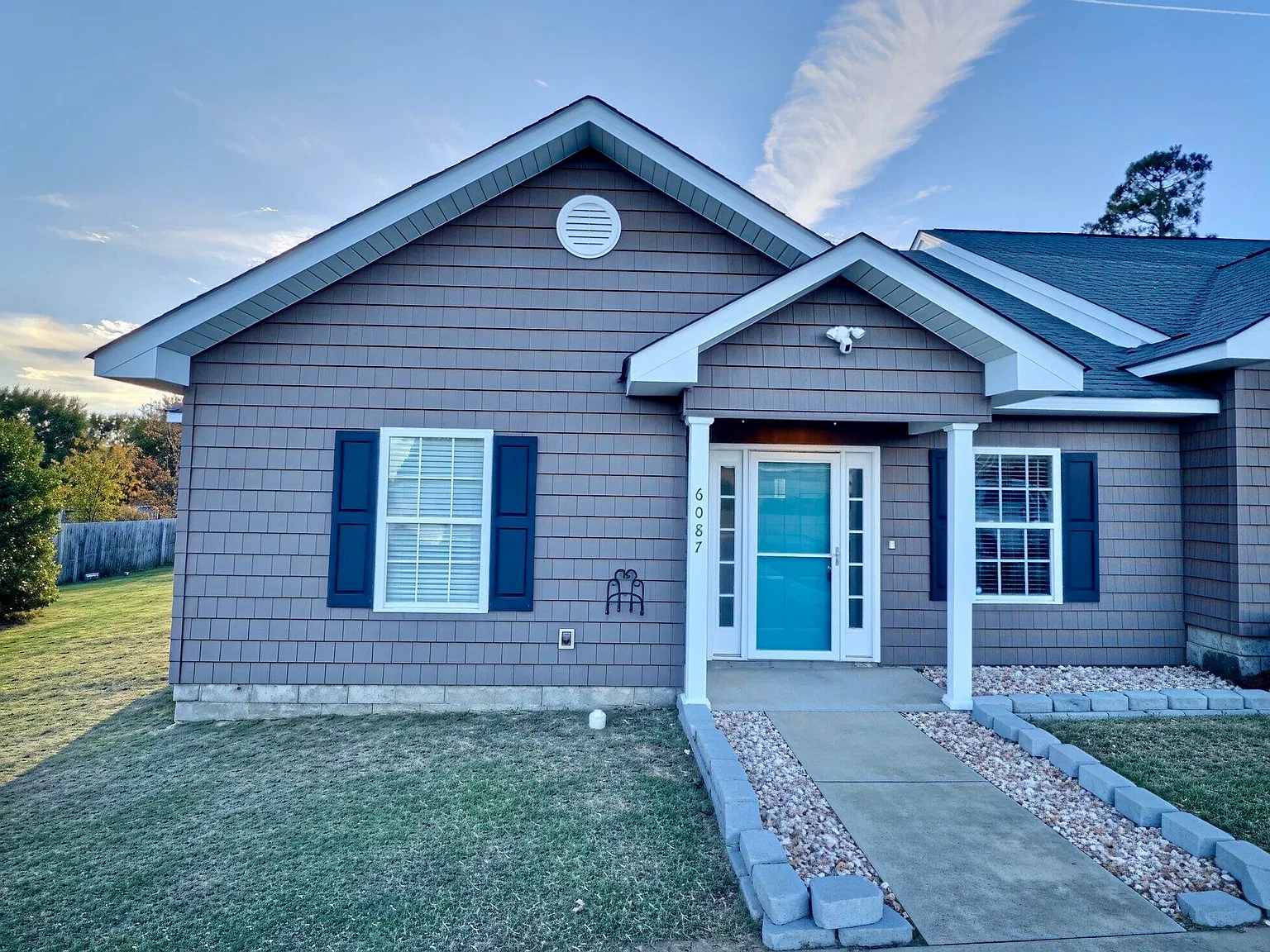 3 bed, 2.0 bath, 1376 sqft, $1,750 — Photo 1