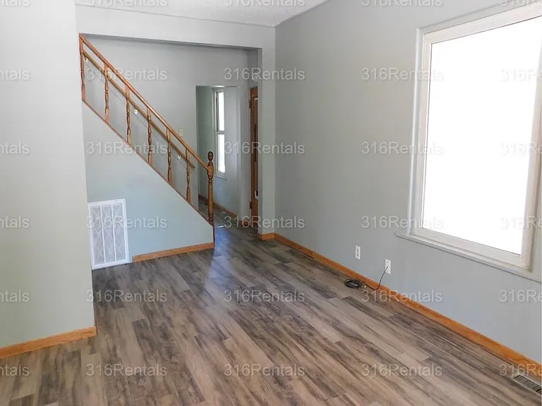 113 S Oak St — Photo 3
